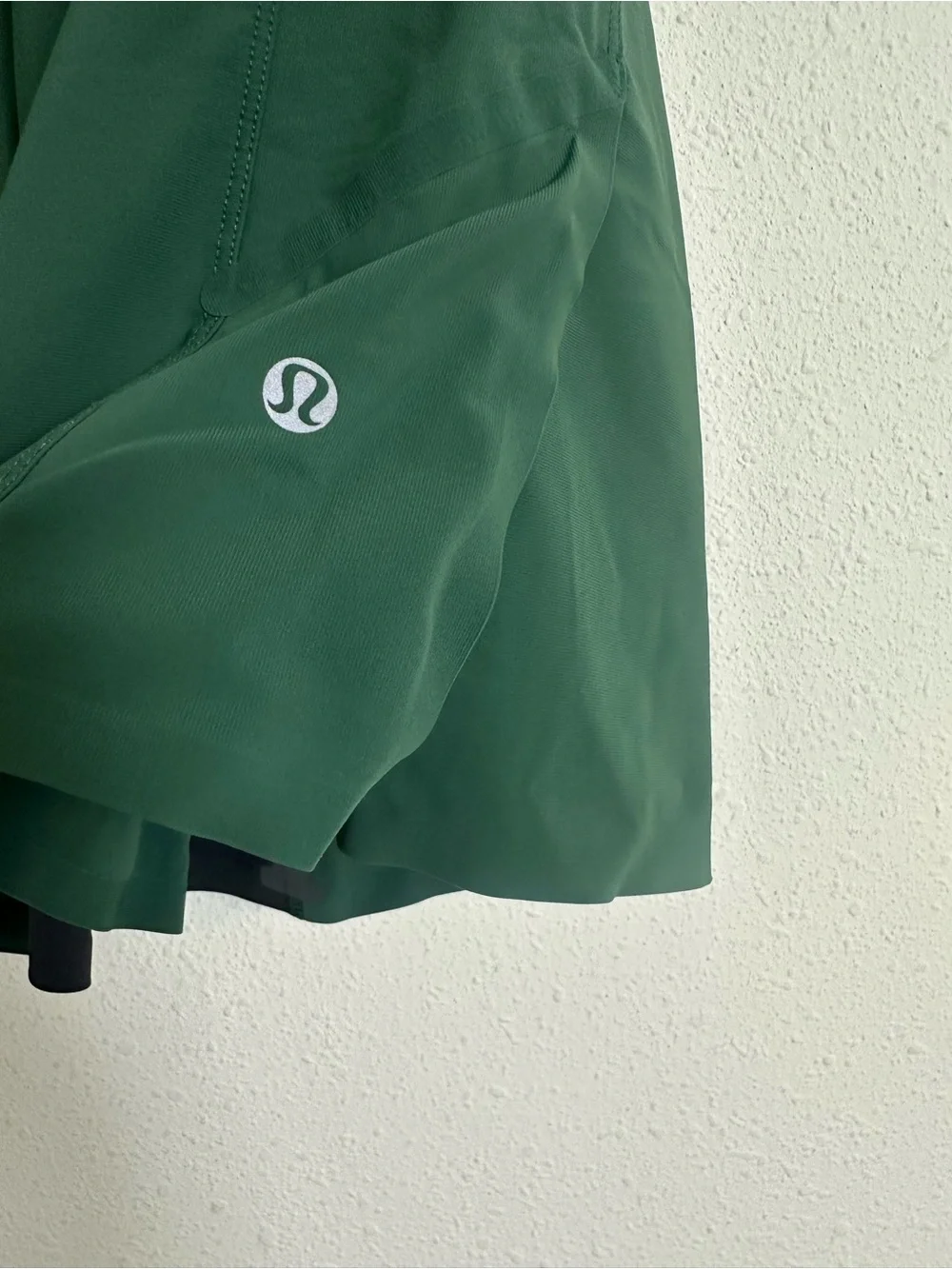 Lululemon men’s green assert shorts